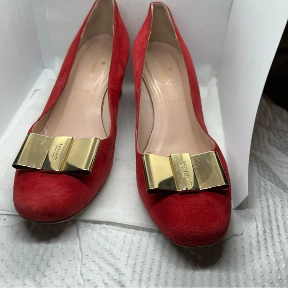 Kate Spade New York - Red Leather Suede Gold Metal Logo Bow Block Heel Pump 7 - Picture 9 of 9